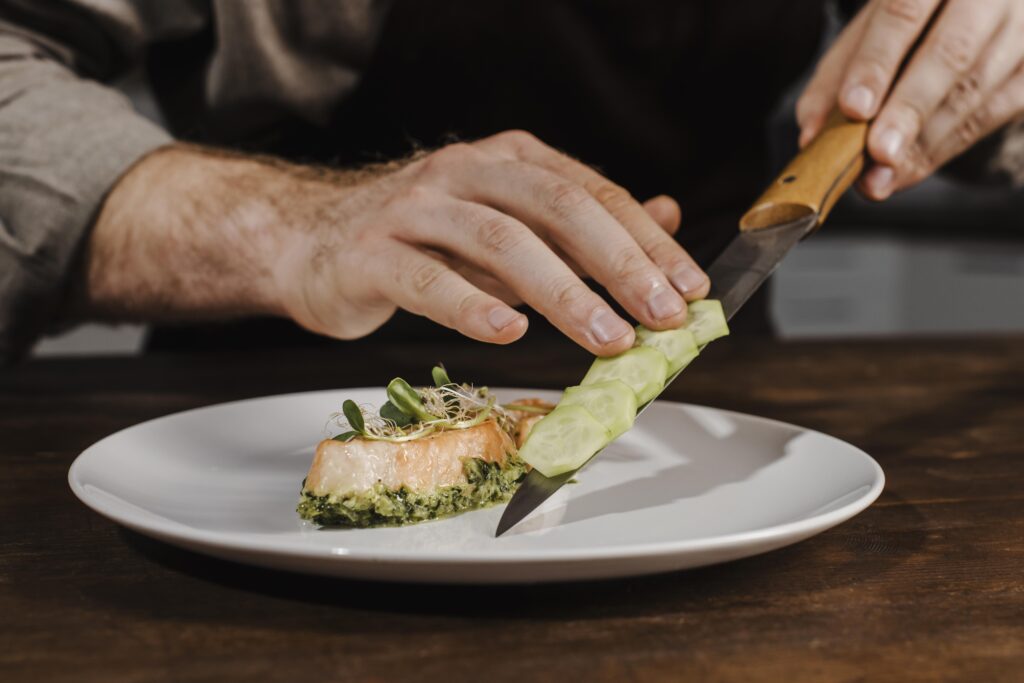 Assiette avec poisson et légumes de restaurant éco-responsable.
